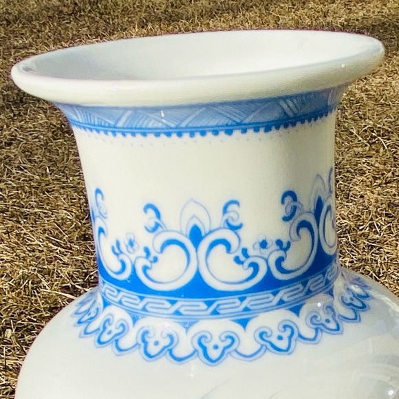 Elegant Vintage Vase- Delicate Hand Painted Art-Excellent Condition-From 1980’s? - Picture 16 of 16